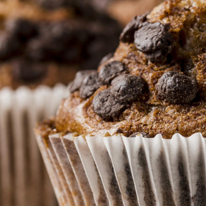 Quadro Moderno Muffin Al Cioccolato Con Gocce Fondenti Su Tagliere Rustico foo82 quadro stampato su tela