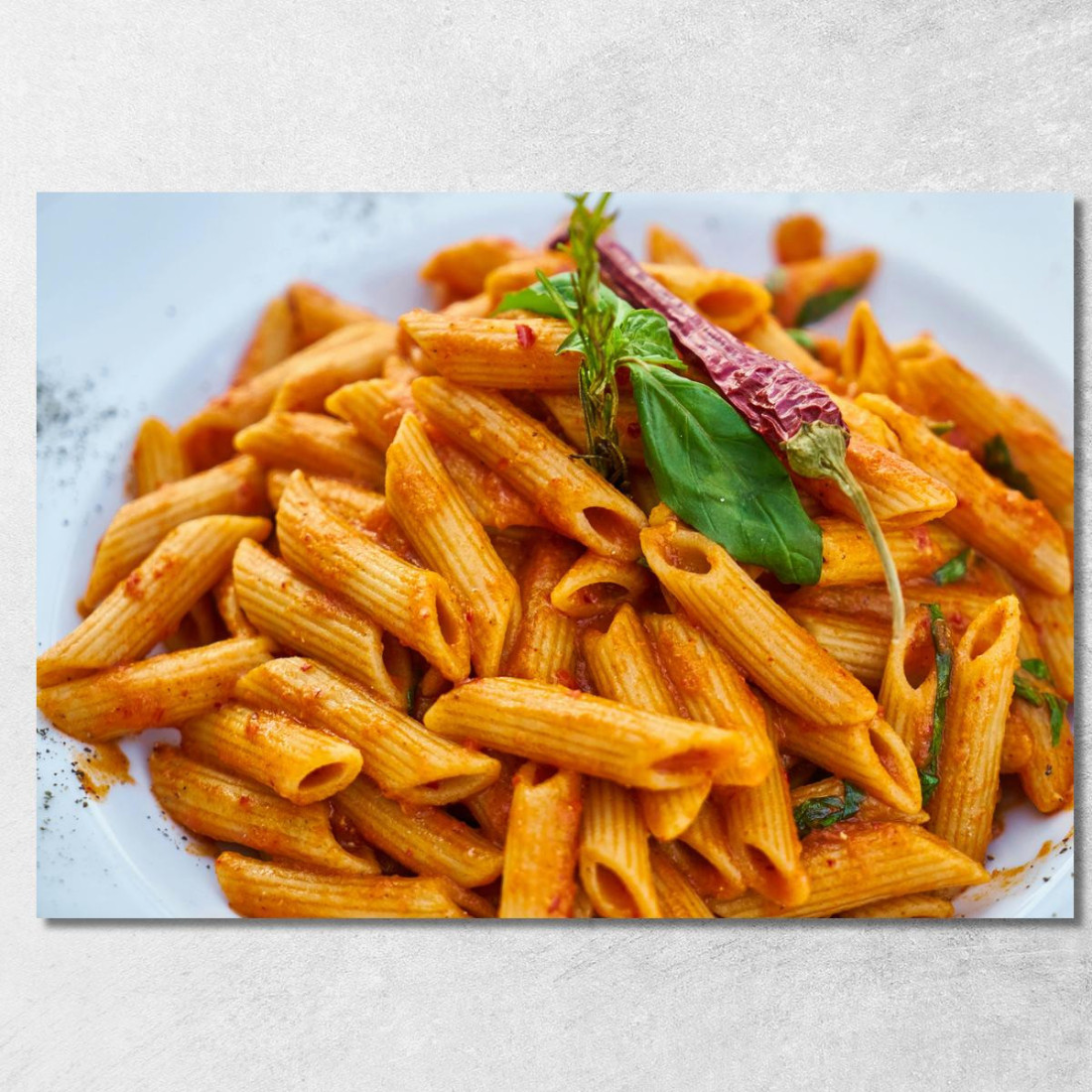 Quadro Moderno Penne All'Arrabbiata Con Peperoncino E Basilico foo90 quadro stampato su tela Quadro Moderno Penne All'Arrabbiata Con Peperoncino E Basilico foo90 quadro stampato su tela