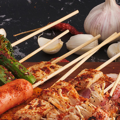 Quadro Moderno Spiedini Di Carne E Verdure Speziati Con Ingredienti Freschi foo106 quadro stampato su tela