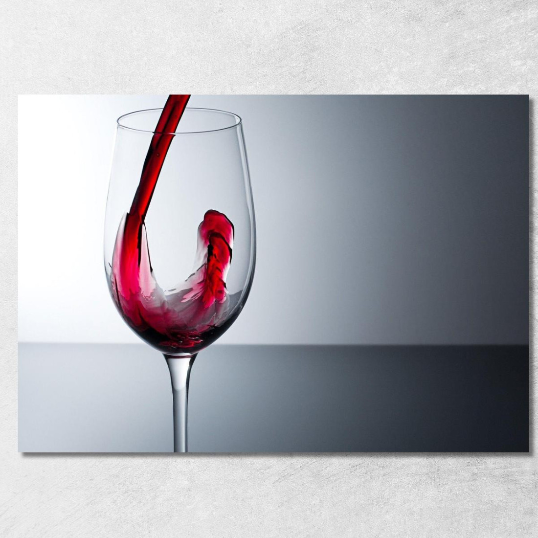 Quadro Moderno Vino Rosso Che Viene Versato In Un Bicchiere Su Sfondo Chiaro foo120 quadro stampato su tela Quadro Moderno Vino Rosso Che Viene Versato In Un Bicchiere Su Sfondo Chiaro foo120 quadro stampato su tela