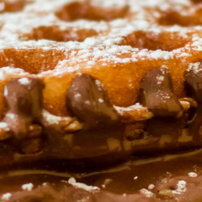 Quadro Moderno Waffle Croccanti Ripieni Di Nutella E Spolverati Con Zucchero A Velo foo125 quadro stampato su tela